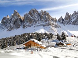 Winterpanorama auf die Geisler Spitzen im Villnösstal mit Geisler Hütte 