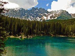 Der türkis farbene Karersee mit dem Latemar Bergmassiv