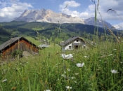 Ein weitläufiges Hochplateau mit zahlreichen Wanderwegen erstreckt sich vor der Kulisse der Dolomiten im Gadertal.