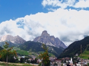 Blick auf Corvara und dem eindrucksvollen Sassongher Berg