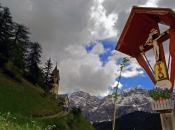 Heiliges Kreuz in Wengen - La Val im Gadertal mit Kirchlein St. Barbara vor dem Heiligkreuzkofel