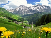 Wengen - La Val in Alta Badia mit der Kreuzkofelgruppe im Hintergrund