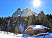 almhuette-wuerzjoch-dahinter-peitler-kofel