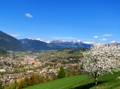 Frühling im Eisacktal - Die tausendjährige Stadt Brixen und die Zillertaler Alpen im Hintergrund