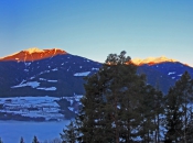 Winterlicher Sonnenuntergang in der Nähe der Schatzer Hütte mit Blick auf Geisler und Peitler Kofel