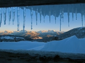 eiszapfen-blick-in-die-dolomiten