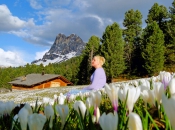 Frühling in den Eisacktaler Bergen, im Hintergrund der imposante Peitler Kofel