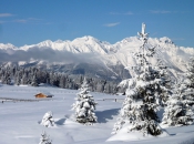 Winteridylle auf der Rodenecker Alm mit Blick auf die Pfunderer Berge