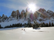 Unberührte Winterlandschaft beim Schneeschuhwandern bei den majestätischen Geisler Spitzen - Dolomiten