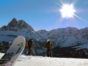 Skitouren Geher bei der Abfahrt vom Gabler mit dem Peitler Kofel im Hintergrund