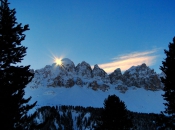 Traumhafter Winter - Sonnenaufgang in den Dolomiten mit Blick auf den Tulln