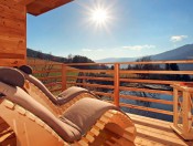 froetscherhof-brixen-sauna-balkon-blich-auf-teich