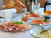 fruehstueckstisch-speck-kaese