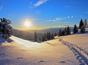 schneeschuhwandern-im-sonnenuntergang