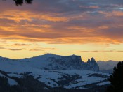 radauerhof-kastelruth-sonnenuntergang-winter