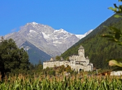 Die mächtige Burg Taufers thront hoch über der Ortschaft Sand in Taufers