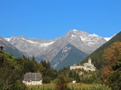 burg-taufers-dahinter-schwarzenstein